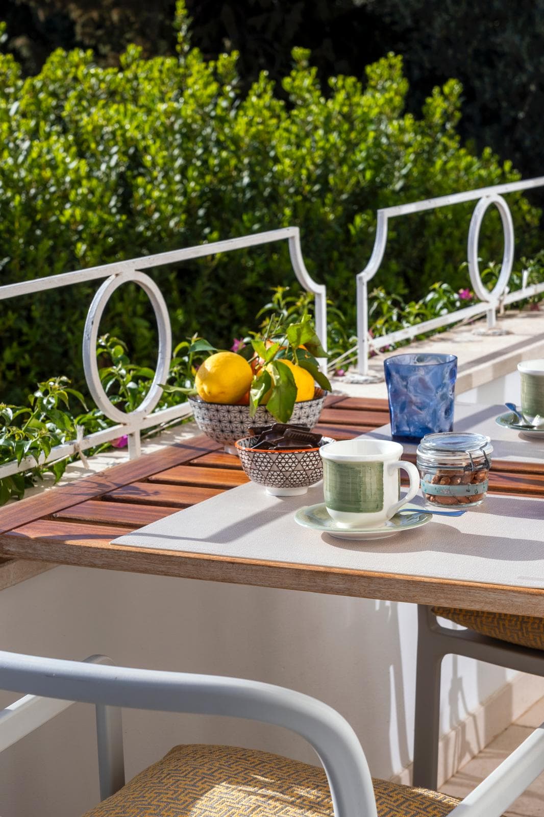 Tavolo di colazione sulla terrazza tra i limoni di Capri, sole pomeridiano