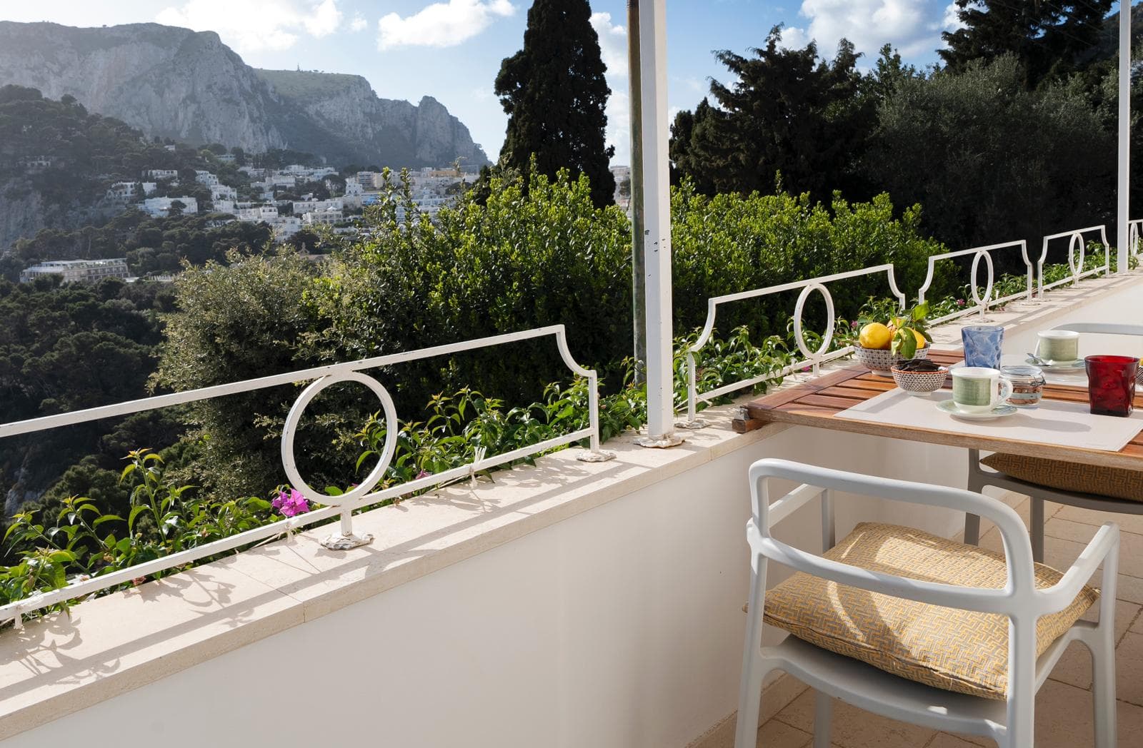 Le pareti di Capri viste dalla terrazza, ringhiera bianca a cerchi